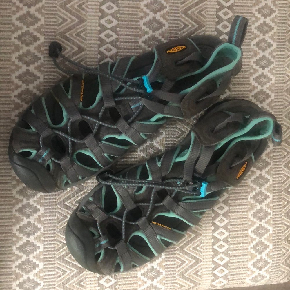 KEEN’S WHISPER HIKING SANDALS